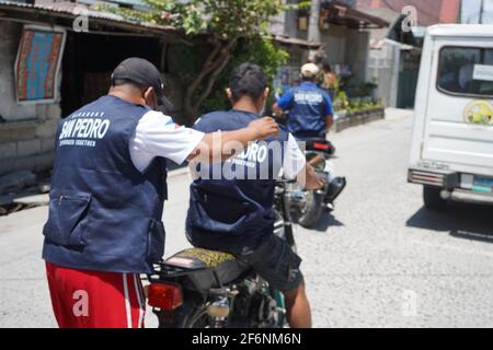 San Fernando, Philippines. 1er avril 2021. Barangay officiels de Cutud, Pampanga se ruant autour de mettre en œuvre des règles strictes de quarantaine et de verrouillage de personne ne faisant l'auto-flagellantion pendant la semaine de lenten. Cutud est connue comme la « capitale de la crucifixion des Philippines ». (Photo de Sherbien Dacalanio/Pacific Press) crédit: Pacific Press Media production Corp./Alay Live News Banque D'Images