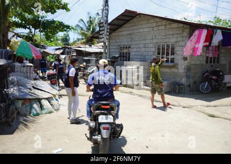 San Fernando, Philippines. 1er avril 2021. Barangay officiels de Cutud, Pampanga se ruant autour de mettre en œuvre des règles strictes de quarantaine et de verrouillage de personne ne faisant l'auto-flagellantion pendant la semaine de lenten. Cutud est connue comme la « capitale de la crucifixion des Philippines ». (Photo de Sherbien Dacalanio/Pacific Press) crédit: Pacific Press Media production Corp./Alay Live News Banque D'Images