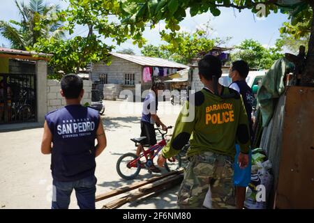 San Fernando, Philippines. 1er avril 2021. Barangay officiels de Cutud, Pampanga se ruant autour de mettre en œuvre des règles strictes de quarantaine et de verrouillage de personne ne faisant l'auto-flagellantion pendant la semaine de lenten. Cutud est connue comme la « capitale de la crucifixion des Philippines ». (Photo de Sherbien Dacalanio/Pacific Press) crédit: Pacific Press Media production Corp./Alay Live News Banque D'Images