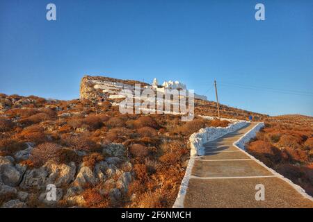 Chemin piétonnier menant à la célèbre église de Panagia blanchie à la chaux Foligandros cyclades Grèce Banque D'Images