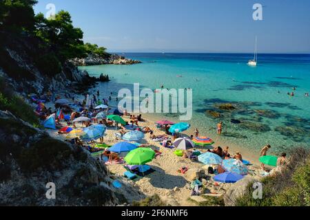 Chalkidiki, Grèce - 14 août 2017 : touristes profitant d'une magnifique plage avec des eaux turquoise à Chalkidiki Grèce Banque D'Images