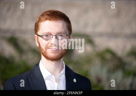 Glasgow, Écosse, Royaume-Uni. 2 avril 2021. PHOTO : Ross Greer MSP. Patrick Harvie, co-dirigeant du Parti Vert écossais, sera rejoint par le candidat de l'Ecosse de l'Ouest Ross Greer alors que le parti prévoit de recruter 5,500 enseignants supplémentaires. Crédit : Colin Fisher/Alay Live News Banque D'Images