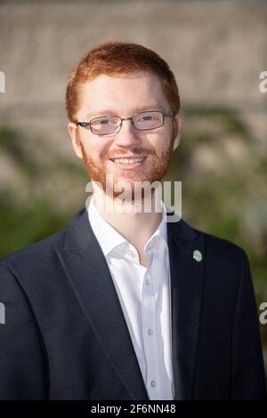 Glasgow, Écosse, Royaume-Uni. 2 avril 2021. PHOTO : Ross Greer MSP. Patrick Harvie, co-dirigeant du Parti Vert écossais, sera rejoint par le candidat de l'Ecosse de l'Ouest Ross Greer alors que le parti prévoit de recruter 5,500 enseignants supplémentaires. Crédit : Colin Fisher/Alay Live News Banque D'Images