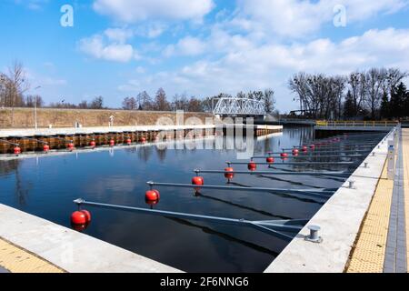 Port de plaisance vide, boîtes de stationnement avec bouées rouges. Fait à midi par temps ensoleillé. Ville de Pisz, Pologne Banque D'Images