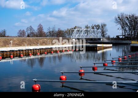 Port de plaisance vide, boîtes de stationnement avec bouées rouges. Fait à midi par temps ensoleillé. Ville de Pisz, Pologne Banque D'Images