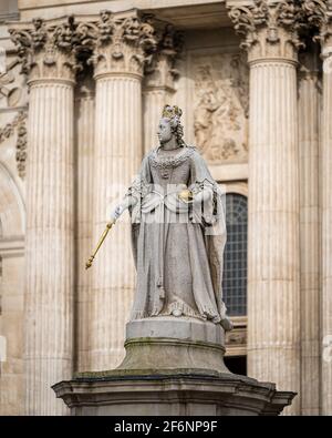 Statue de la reine Anne, à l'extérieur de la cathédrale Saint-Paul, Londres, Royaume-Uni Banque D'Images