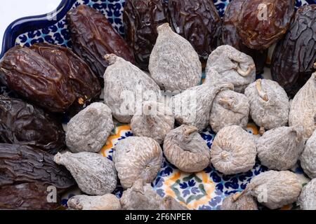 figues séchées saupoudrées de farine de riz et de dattes jumbo medjoul. Banque D'Images