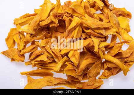 Tranches de mangue séchées. Parfait comme en-cas, ajout à la crème glacée et autres desserts. Banque D'Images