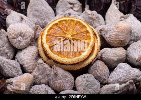 tranches d'orange séchées, figues saupoudrées de farine de riz et de dattes jumbo medjoul. Banque D'Images