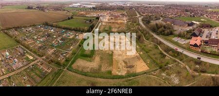Vue panoramique sur le bord de la ville de Biggleswade, dans le Bedfordshire, où se trouvent des jardins, un site archéologique de creusage, des terres arables, un nouveau développement de logements et une propriété industrielle Banque D'Images