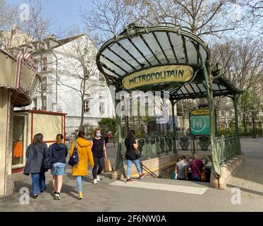 STATION DE MÉTRO ABBESSES DESSINNEE PAR GUIMARD Banque D'Images