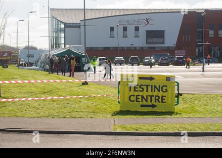 Athlone, Westmeath, Irlande. 02 avril 2021. Le centre d'essais sans rendez-vous Covid 19 SARS-COV-2 ouvre ce matin au Centre sportif régional RSC d'Athlone avec l'aide de la défense civile et de la brigade des pompiers d'Athlone. Les gens font la queue à la tente d'essai pour se faire tester pour Covid-19. De grands panneaux jaunes sont affichés à proximité et le personnel est à votre disposition pour vous aider à diriger les personnes vers le centre. Crédit: Eoin Healy/Alamy Live News Banque D'Images