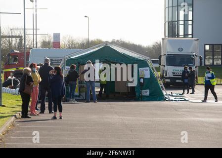 Athlone, Westmeath, Irlande. 02 avril 2021. Le centre d'essais sans rendez-vous Covid 19 SARS-COV-2 ouvre ce matin au Centre sportif régional RSC d'Athlone avec l'aide de la défense civile et de la brigade des pompiers d'Athlone. Les gens font la queue à la tente d'essai pour se faire tester pour Covid-19. De grands panneaux jaunes sont affichés à proximité et le personnel est à votre disposition pour vous aider à diriger les personnes vers le centre. Crédit: Eoin Healy/Alamy Live News Banque D'Images