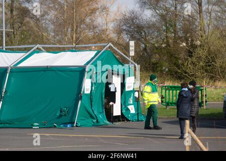 Athlone, Westmeath, Irlande. 02 avril 2021. Le centre d'essais sans rendez-vous Covid 19 SARS-COV-2 ouvre ce matin au Centre sportif régional RSC d'Athlone avec l'aide de la défense civile et de la brigade des pompiers d'Athlone. Les gens font la queue à la tente d'essai pour se faire tester pour Covid-19. De grands panneaux jaunes sont affichés à proximité et le personnel est à votre disposition pour vous aider à diriger les personnes vers le centre. Crédit: Eoin Healy/Alamy Live News Banque D'Images