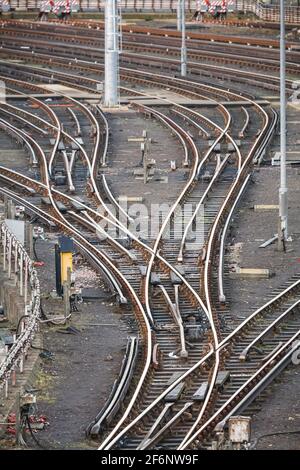 Voies ferrées, jonction ferroviaire à une gare. Londres, Royaume-Uni Banque D'Images