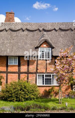 BUCKINGHAM, Royaume-Uni - 27 avril 2015. Façade d'un joli cottage en chaume à Buckinghamshire, Angleterre, Royaume-Uni Banque D'Images