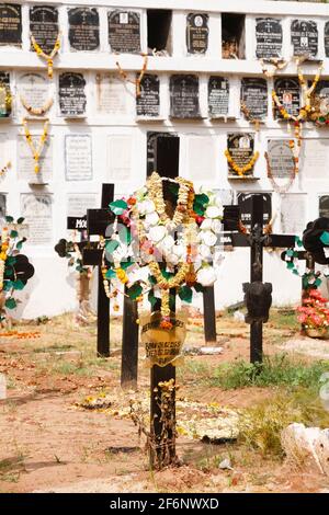 PANAJI, INDE - 07 novembre 2011. Cimetière, cimetière avec sépultures et niches dans le cimetière de l'église. Cimetières indiens. Banque D'Images