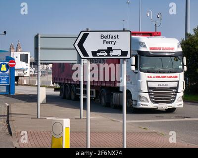 Un camion qui quitte la ligne Stena roule - descendez de Liverpool au terminal de ferry de Belfast à Birkenhead, Wirral sur la rivière Mersey. Banque D'Images