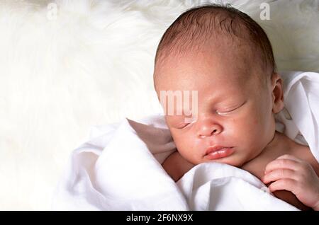 petit bébé ayant une bonne nuit de sommeil photos de stock Banque D'Images