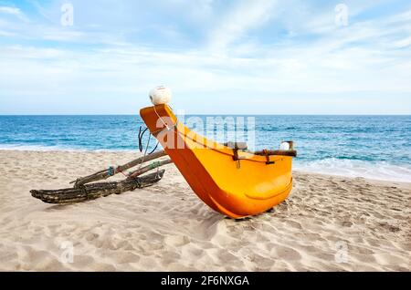 Petit bateau de pêche sur une plage vide, Sri Lanka. Banque D'Images