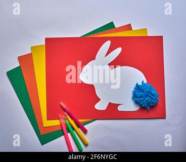 feuille de papier rouge jaune orange vert avec blanc de pâques lièvre Banque D'Images