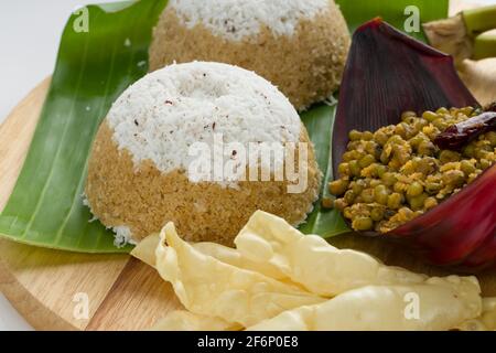 Kerala breakfast Wheat puttu, nourriture saine à la vapeur qui est le principal élément de petit déjeuner de l'Inde du Sud fait à la farine de blé. Banque D'Images