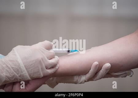 Les mains rapprochées, les infirmières sont des vaccinations aux patients utilisant la seringue. Sont traités par l'utilisation de la partie supérieure du bras injectable stérile. Injection,anticorps,influ Banque D'Images