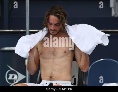 Miami Gardens, Floride, États-Unis. 1er avril 2021. Stefanos Tsitsipas vs Hubert Hurkacz lors des quarts de finale de l'Open de Miami 2021au Hard Rock Stadium le 01 avril 2021 à Miami Gardens, Floride. Crédit : Mpi04/Media Punch/Alamy Live News Banque D'Images