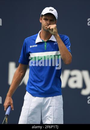 Miami Gardens, Floride, États-Unis. 1er avril 2021. Stefanos Tsitsipas vs Hubert Hurkacz lors des quarts de finale de l'Open de Miami 2021au Hard Rock Stadium le 01 avril 2021 à Miami Gardens, Floride. Crédit : Mpi04/Media Punch/Alamy Live News Banque D'Images