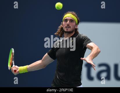 Miami Gardens, Floride, États-Unis. 1er avril 2021. Stefanos Tsitsipas vs Hubert Hurkacz lors des quarts de finale de l'Open de Miami 2021au Hard Rock Stadium le 01 avril 2021 à Miami Gardens, Floride. Crédit : Mpi04/Media Punch/Alamy Live News Banque D'Images