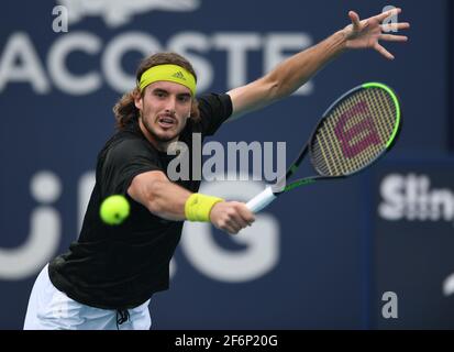 Miami Gardens, Floride, États-Unis. 1er avril 2021. Stefanos Tsitsipas vs Hubert Hurkacz lors des quarts de finale de l'Open de Miami 2021au Hard Rock Stadium le 01 avril 2021 à Miami Gardens, Floride. Crédit : Mpi04/Media Punch/Alamy Live News Banque D'Images