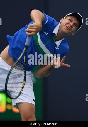 Miami Gardens, Floride, États-Unis. 1er avril 2021. Stefanos Tsitsipas vs Hubert Hurkacz lors des quarts de finale de l'Open de Miami 2021au Hard Rock Stadium le 01 avril 2021 à Miami Gardens, Floride. Crédit : Mpi04/Media Punch/Alamy Live News Banque D'Images