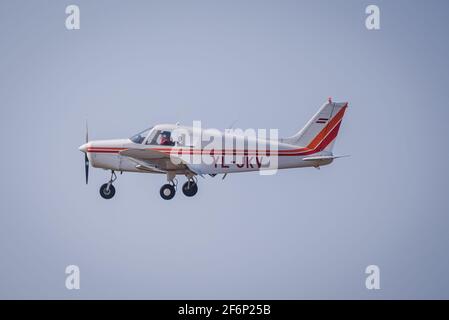 ADAZI, LETTONIE. 27 mars 2021. Piper PA-28 YL-JKV avion volant dans le ciel. Banque D'Images