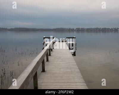 Jetée de bain vide avec garde-corps en bois en hiver avec neige Et Icy Lake Banque D'Images