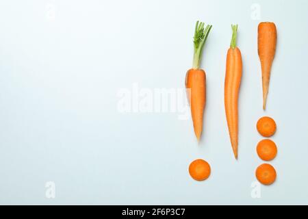 Déposer à plat avec des tranches de carottes sur fond blanc Banque D'Images