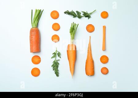 Déposer à plat avec des tranches de carottes sur fond blanc Banque D'Images