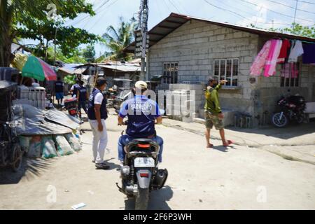 San Fernando, Philippines. 1er avril 2021. (4/1/2021) Barangay, les responsables de Cutud, Pampanga se ruent pour mettre en œuvre des règles strictes de quarantaine et de verrouillage de personne ne faisant l'auto-flagellantion pendant la semaine de lenten. Cutud est connue comme la « capitale de la crucifixion des Philippines ». (Photo de Sherbien Dacalanio/Pacific Press/Sipa USA) crédit: SIPA USA/Alay Live News Banque D'Images