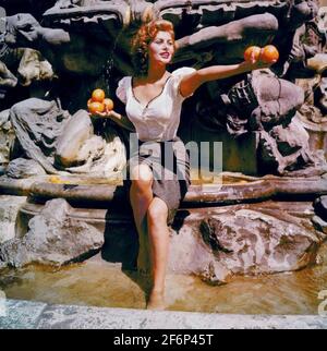 SOPHIA LOREN actrice italienne du film vers 1960 dans la fontaine de Trevi à Rome. Film non identifié Banque D'Images