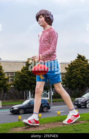 Une statue géante appelée « Boy Walking » à Potters Park, Auckland, Nouvelle-Zélande. Il porte une lanterne chinoise pour célébrer le festival de la mi-automne Banque D'Images