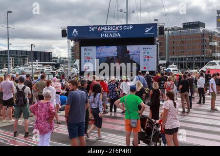 Les gens qui regardent la 36e course de yacht de la coupe de l'Amérique sur un écran géant dans le village de course de la coupe de l'Amérique, Auckland, Nouvelle-Zélande Banque D'Images