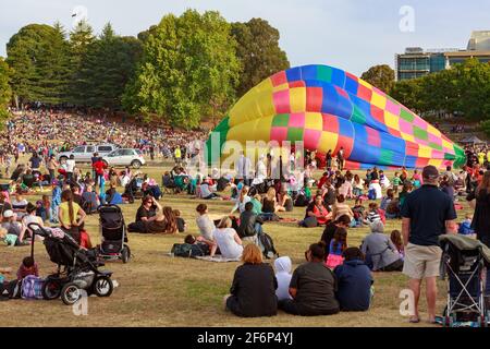 Un ballon d'air chaud partiellement gonflé au milieu d'une grande foule. Ballons au-dessus du Waikato Festival, Hamilton, Nouvelle-Zélande Banque D'Images