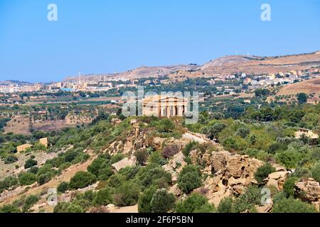 Vue aérienne sur les oiseaux, Vallée des temples, Agrigento, Sicile, Italie. Le Temple de Concordia au milieu. Banque D'Images