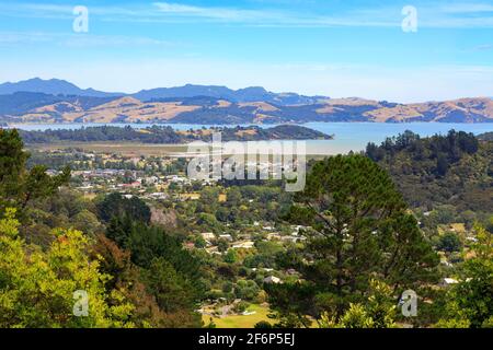 Vue panoramique sur la petite ville de vacances de Coromandel sur la péninsule de Coromandel, Nouvelle-Zélande Banque D'Images