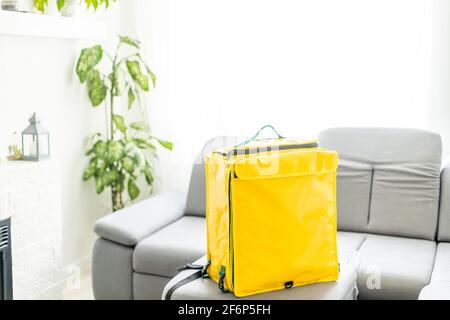 Gros plan du sac à dos de livraison, sac de livraison de nourriture jaune Banque D'Images