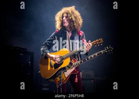 ITALIE, Bologne 2019: Craig David Ross, guitariste de Lenny Kravitz, en direct sur scène à l'Unipol Arena, pour la tournée "Raise vibration" 2019 Banque D'Images