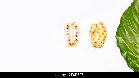 Fruits Noni ou Morinda Citrifolia avec feuille coupée et verte isolé sur fond blanc Banque D'Images