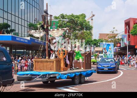 Une parade sur le thème des pirates des Caraïbes flotte lors d'une parade de Noël à Tauranga, en Nouvelle-Zélande Banque D'Images