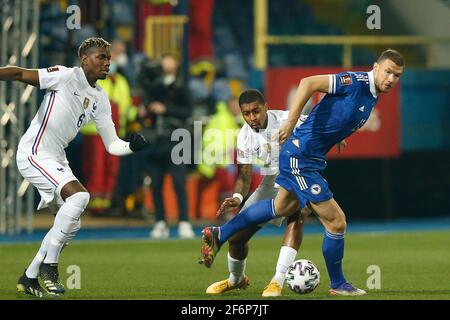Le joueur bosniaque Edin Dzeko contrôle le ballon pendant la coupe du monde 2022 Match de football de qualification du groupe B entre la Bosnie et la France à Stade Grbavica à Saraj Banque D'Images