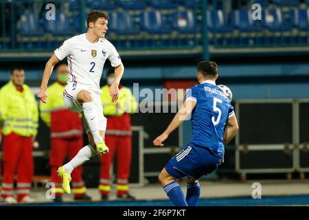 Le joueur de France Benjamin Pavard contrôle le ballon pendant la coupe du monde 2022 Match de football de qualification du groupe B entre la Bosnie et la France à Stade Grbavica en S Banque D'Images