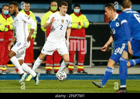 Le joueur de France Benjamin Pavard contrôle le ballon pendant la coupe du monde 2022 Match de football de qualification du groupe B entre la Bosnie et la France à Stade Grbavica en S Banque D'Images